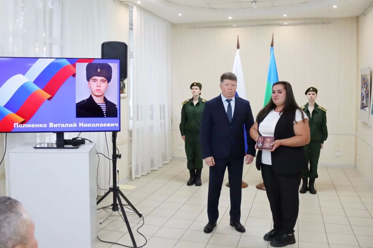 В Сыктывкаре прошла церемония передачи государственных наград семьям героев, погибших в ходе специальной военной операции В Сыктывкаре прошла церемония передачи государственных наград семьям героев, погибших в ходе специальной военной операции