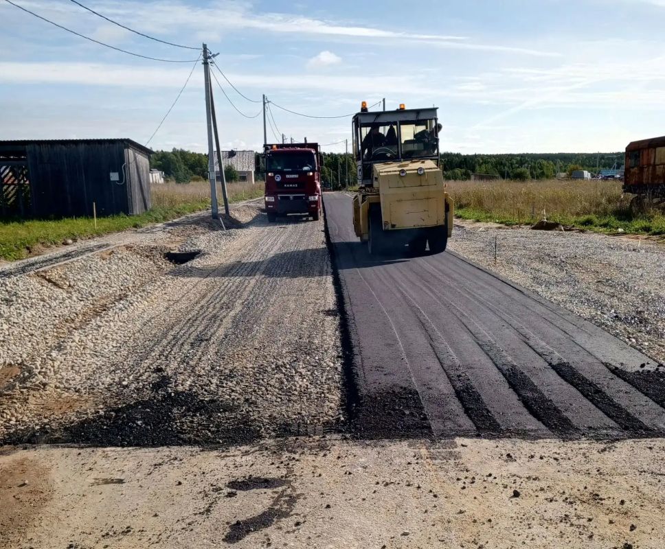 В новом микрорайоне Усть-Кулома началась укладка асфальта В новом микрорайоне Усть-Кулома началась укладка асфальта