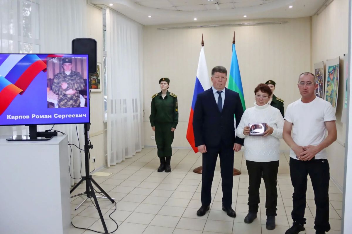 В Сыктывкаре прошла церемония передачи государственных наград семьям героев, погибших в ходе специальной военной операции В Сыктывкаре прошла церемония передачи государственных наград семьям героев, погибших в ходе специальной военной операции