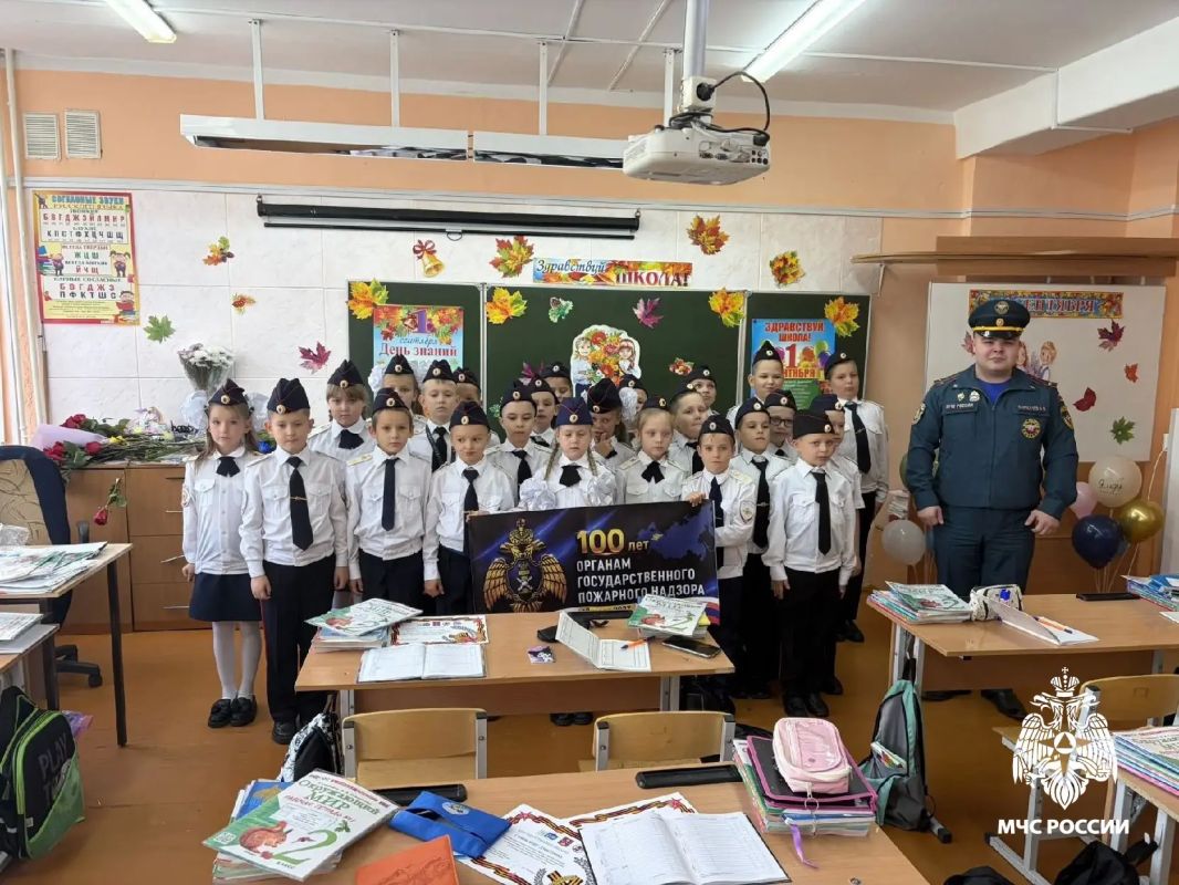 Безопасность начинается со знаний: сотрудники МЧС России провели профилактические беседы в школах в День знаний Безопасность начинается со знаний: сотрудники МЧС России провели профилактические беседы в школах в День знаний
