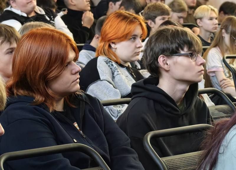 В Воркуте накануне Дня солидарности в борьбе с терроризмом полицейские и общественники провели беседу со студентами колледжа В Воркуте накануне Дня солидарности в борьбе с терроризмом полицейские и общественники провели беседу со студентами колледжа