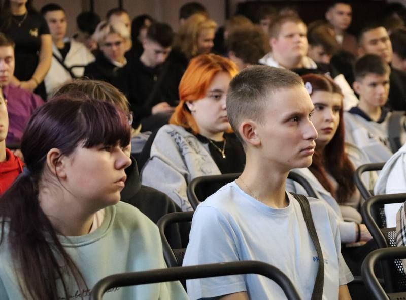 В Воркуте накануне Дня солидарности в борьбе с терроризмом полицейские и общественники провели беседу со студентами колледжа В Воркуте накануне Дня солидарности в борьбе с терроризмом полицейские и общественники провели беседу со студентами колледжа