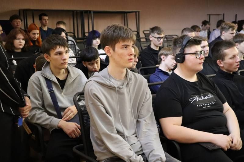 В Воркуте накануне Дня солидарности в борьбе с терроризмом полицейские и общественники провели беседу со студентами колледжа В Воркуте накануне Дня солидарности в борьбе с терроризмом полицейские и общественники провели беседу со студентами колледжа