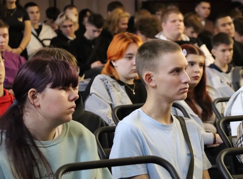В Воркуте накануне Дня солидарности в борьбе с терроризмом полицейские и общественники провели беседу со студентами колледжа В Воркуте накануне Дня солидарности в борьбе с терроризмом полицейские и общественники провели беседу со студентами колледжа
