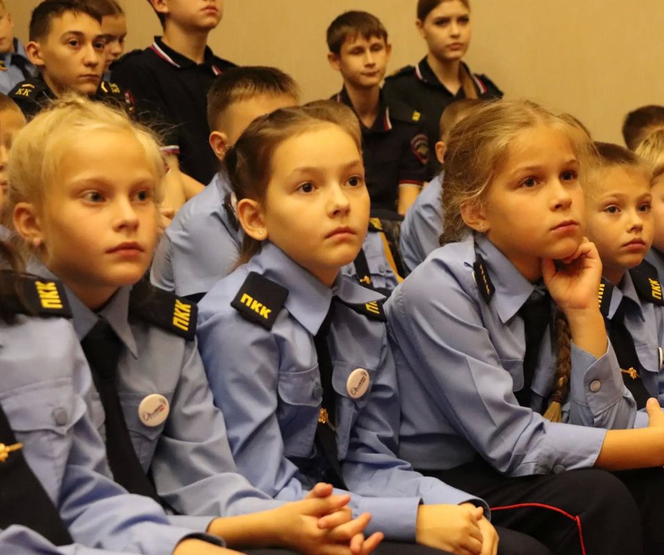 В День солидарности в борьбе с терроризмом полицейские Воркуты рассказали кадетам о трагедии в Беслане В День солидарности в борьбе с терроризмом полицейские Воркуты рассказали кадетам о трагедии в Беслане