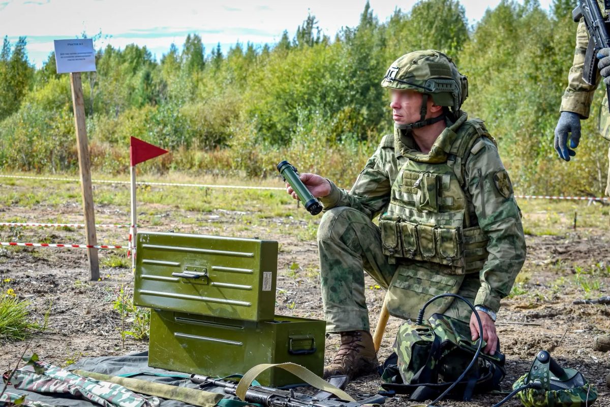Петербургский взрывотехник-росгвардеец завоевал «серебро» на конкурсе групп разминирования Росгвардии Петербургский взрывотехник-росгвардеец завоевал «серебро» на конкурсе групп разминирования Росгвардии