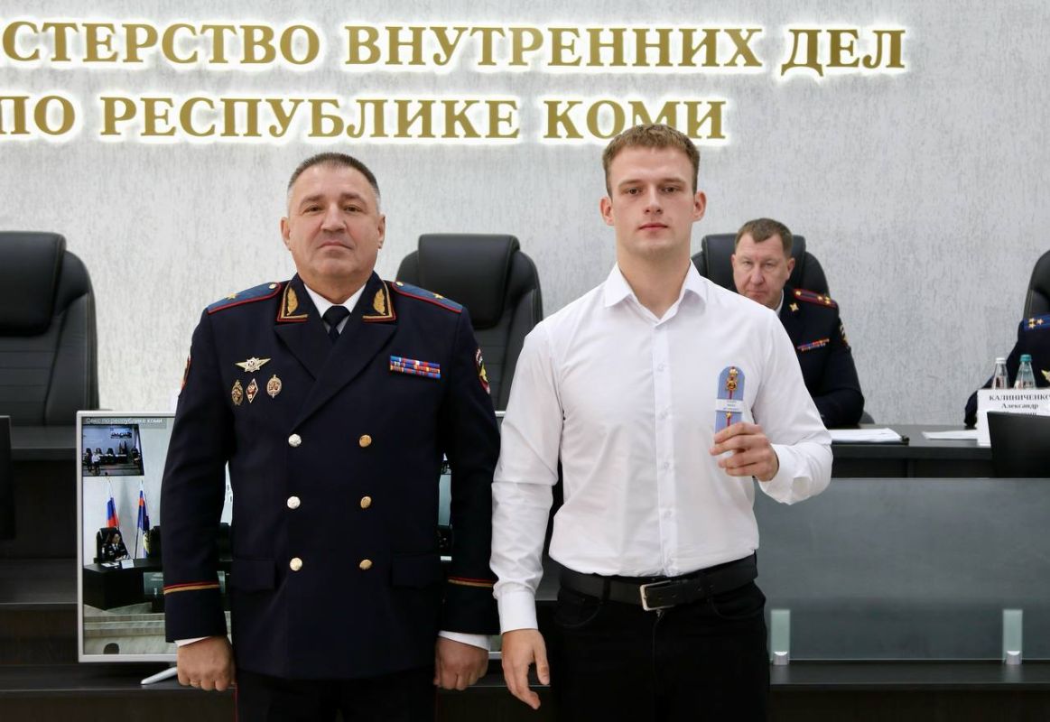 Андрей Сицский вручил погоны полицейским и поблагодарил работников банков за помощь в борьбе с мошенниками Андрей Сицский вручил погоны полицейским и поблагодарил работников банков за помощь в борьбе с мошенниками