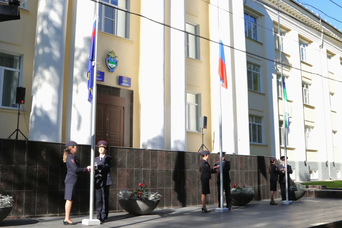 Андрей Сицский вручил погоны полицейским и поблагодарил работников банков за помощь в борьбе с мошенниками Андрей Сицский вручил погоны полицейским и поблагодарил работников банков за помощь в борьбе с мошенниками
