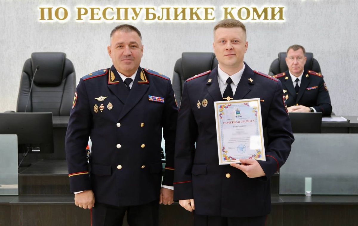 Андрей Сицский вручил погоны полицейским и поблагодарил работников банков за помощь в борьбе с мошенниками Андрей Сицский вручил погоны полицейским и поблагодарил работников банков за помощь в борьбе с мошенниками