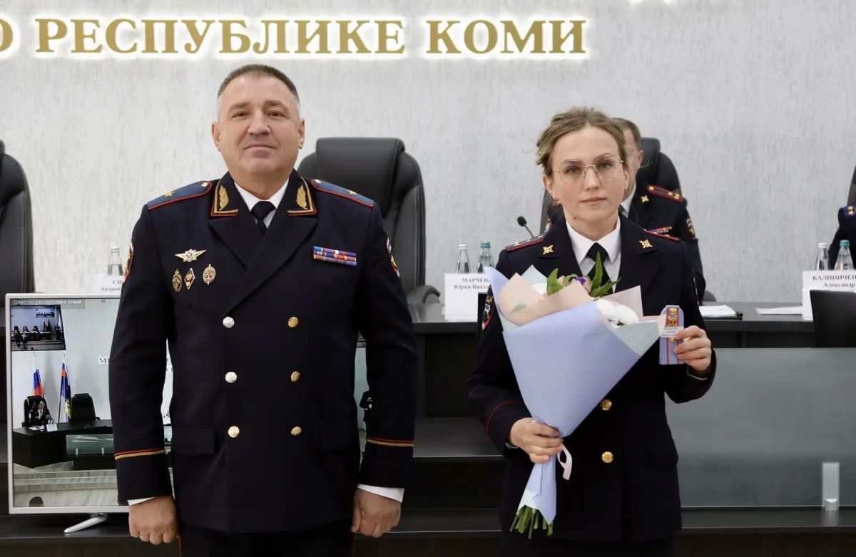 Андрей Сицский вручил погоны полицейским и поблагодарил работников банков за помощь в борьбе с мошенниками Андрей Сицский вручил погоны полицейским и поблагодарил работников банков за помощь в борьбе с мошенниками