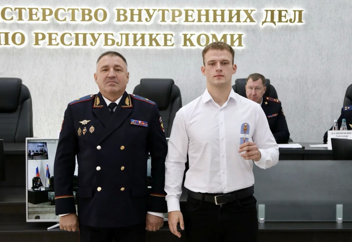 Андрей Сицский вручил погоны полицейским и поблагодарил работников банков за помощь в борьбе с мошенниками Андрей Сицский вручил погоны полицейским и поблагодарил работников банков за помощь в борьбе с мошенниками