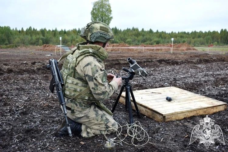 В Сыктывкаре прошел конкурс профессионального мастерства групп разминирования ведомства «Без права на ошибку» В Сыктывкаре прошел конкурс профессионального мастерства групп разминирования ведомства «Без права на ошибку»