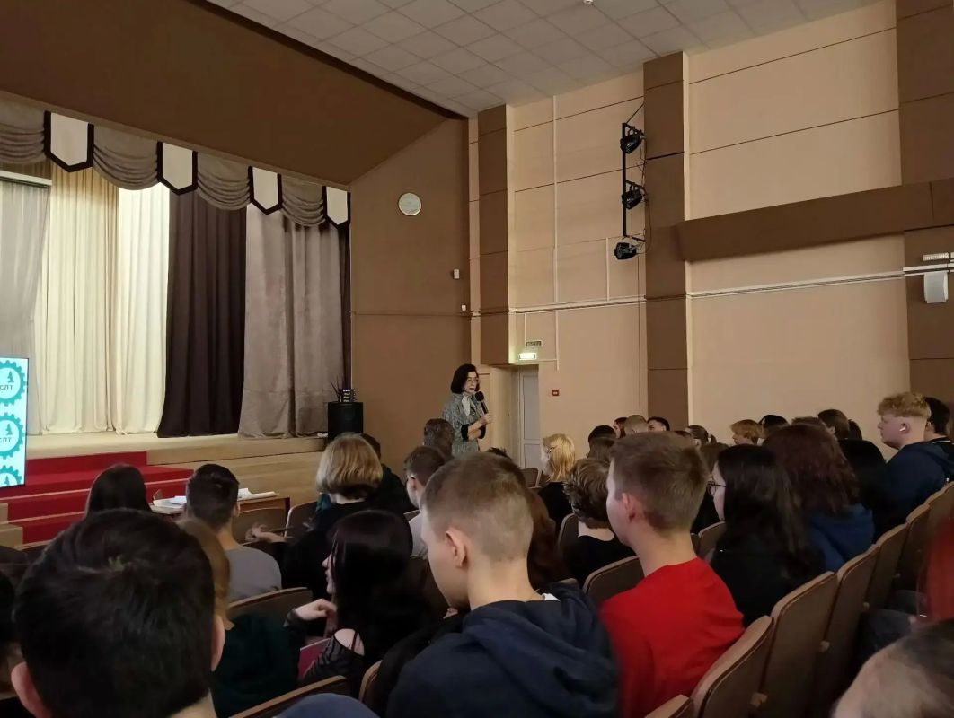 Руководитель аппарата Избирательной комиссии Республики Коми Наталия Макарова встретилась со студентами и преподавателями Сыктывкарского лесопромышленного техникума Руководитель аппарата Избирательной комиссии Республики Коми Наталия Макарова встретилась со студентами и преподавателями Сыктывкарского лесопромышленного техникума