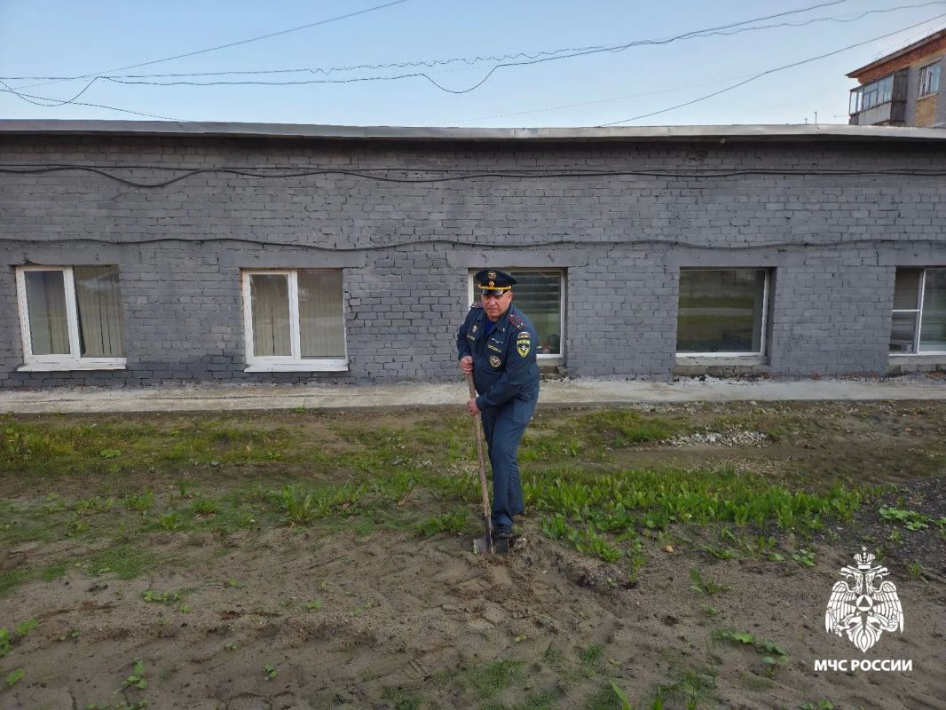 План озеленения!. В преддверии векового юбилея органов государственного пожарного надзора сотрудники отдела надзорной деятельности и профилактической работы города Усинска провели экологическую акцию по высадке деревьев План озеленения!. В преддверии векового юбилея органов государственного пожарного надзора сотрудники отдела надзорной деятельности и профилактической работы города Усинска провели экологическую акцию по высадке деревьев