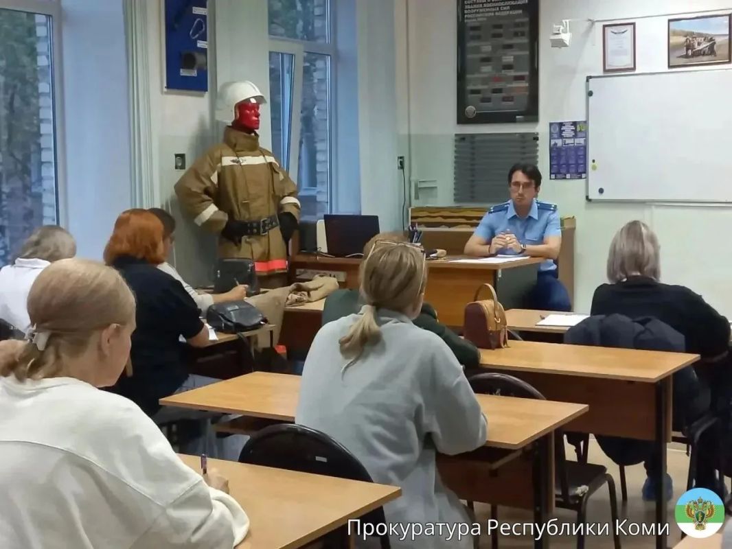 Заместитель прокурора г. Ухты Александр Помелов на общешкольном родительском собрании в Лицее №1 напомнил собравшимся о профилактике преступности несовершеннолетних на примерах вовлечения их в диверсионную и... Заместитель прокурора г. Ухты Александр Помелов на общешкольном родительском собрании в Лицее №1 напомнил собравшимся о профилактике преступности несовершеннолетних на примерах вовлечения их в диверсионную и...