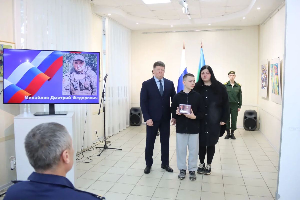 В Сыктывкаре прошла церемония передачи государственных наград семьям героев, погибших в ходе специальной военной операции В Сыктывкаре прошла церемония передачи государственных наград семьям героев, погибших в ходе специальной военной операции