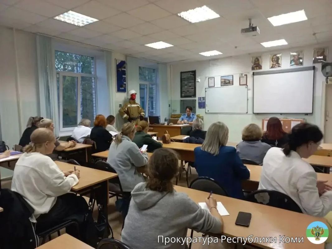 Заместитель прокурора г. Ухты Александр Помелов на общешкольном родительском собрании в Лицее №1 напомнил собравшимся о профилактике преступности несовершеннолетних на примерах вовлечения их в диверсионную и...