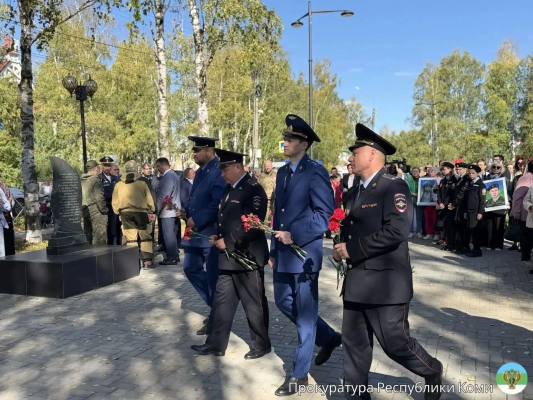 Прокурор Сыктывдинского района Дмитрий Бабак и его заместитель Евгений Лобачев приняли участие в торжественном открытии мемориала «Быть воином, жить вечно», посвящённого участникам СВО Прокурор Сыктывдинского района Дмитрий Бабак и его заместитель Евгений Лобачев приняли участие в торжественном открытии мемориала «Быть воином, жить вечно», посвящённого участникам СВО