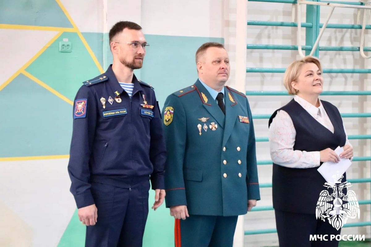 Чествуем чемпиона. Сегодня в Коми национальной гимназии состоялась церемония чествования двукратного чемпиона мира по пожарно-спасательному спорту Максима Антоненко Чествуем чемпиона. Сегодня в Коми национальной гимназии состоялась церемония чествования двукратного чемпиона мира по пожарно-спасательному спорту Максима Антоненко