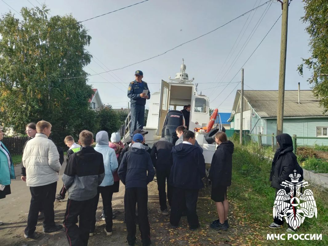 Вот это техника!. Кто же из ребят не мечтает посидеть за рулём настоящего спасательного катера? Мечты учеников Усть-Цилемской кадетской школы сбылись! Сотрудники МЧС России показали ребятам свой патрульный транспорт Вот это техника!. Кто же из ребят не мечтает посидеть за рулём настоящего спасательного катера? Мечты учеников Усть-Цилемской кадетской школы сбылись! Сотрудники МЧС России показали ребятам свой патрульный транспорт