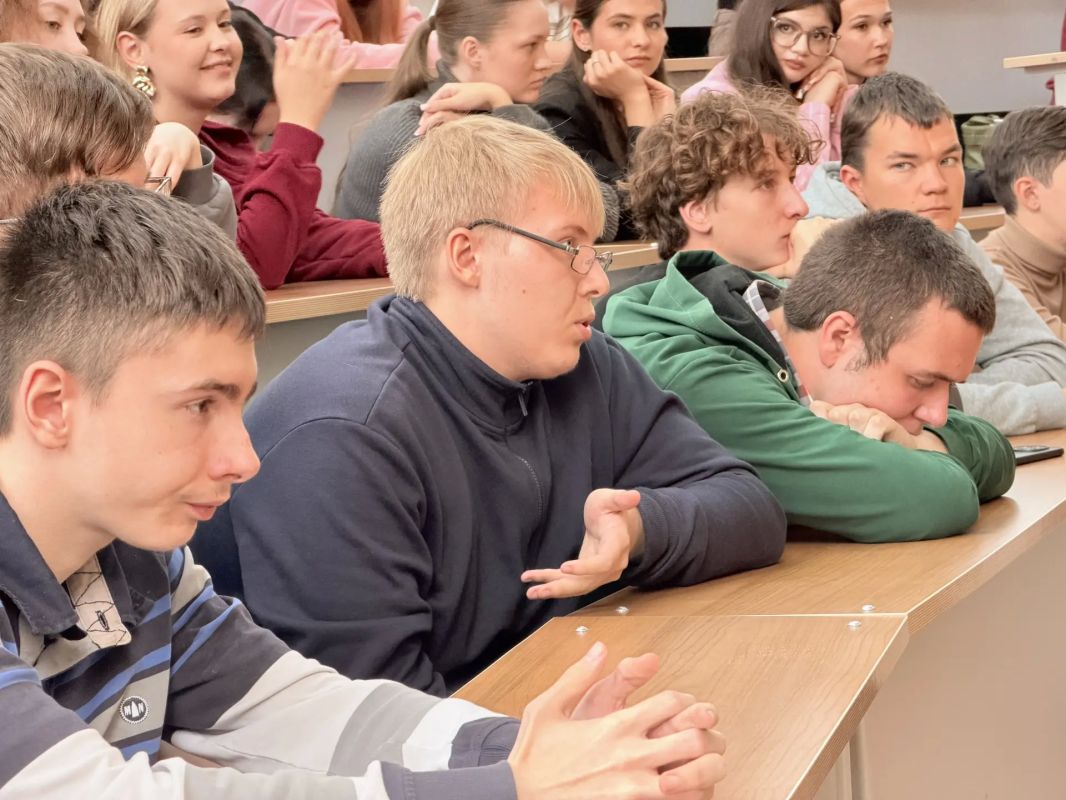 Максим Мартышин: В Сыктывкарском государственном университете им. Питирима Сорокина провёл открытый диалог «Будущее моего города» со студентами третьих курсов Максим Мартышин: В Сыктывкарском государственном университете им. Питирима Сорокина провёл открытый диалог «Будущее моего города» со студентами третьих курсов