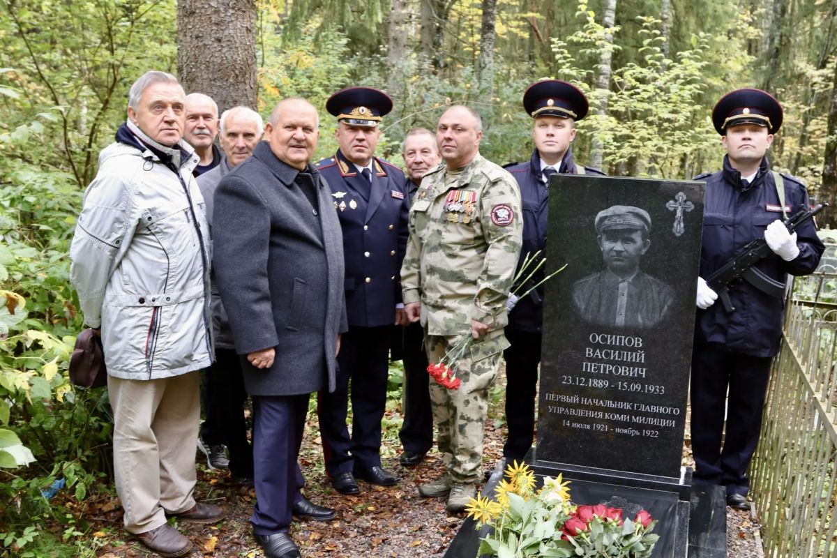 В Сыктывкаре почтили память первого начальника Коми милиции и обустроили место его захоронения