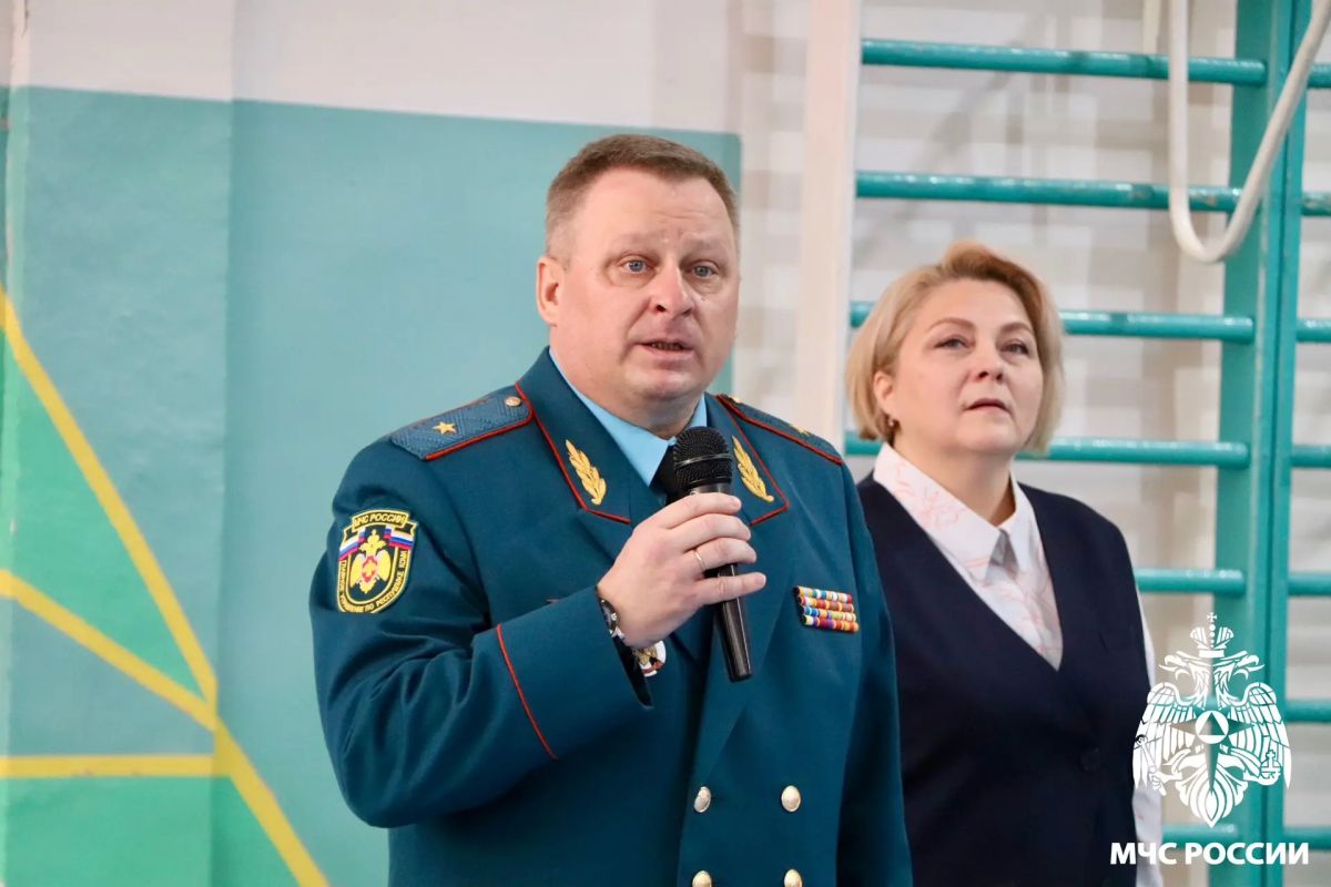Чествуем чемпиона. Сегодня в Коми национальной гимназии состоялась церемония чествования двукратного чемпиона мира по пожарно-спасательному спорту Максима Антоненко Чествуем чемпиона. Сегодня в Коми национальной гимназии состоялась церемония чествования двукратного чемпиона мира по пожарно-спасательному спорту Максима Антоненко