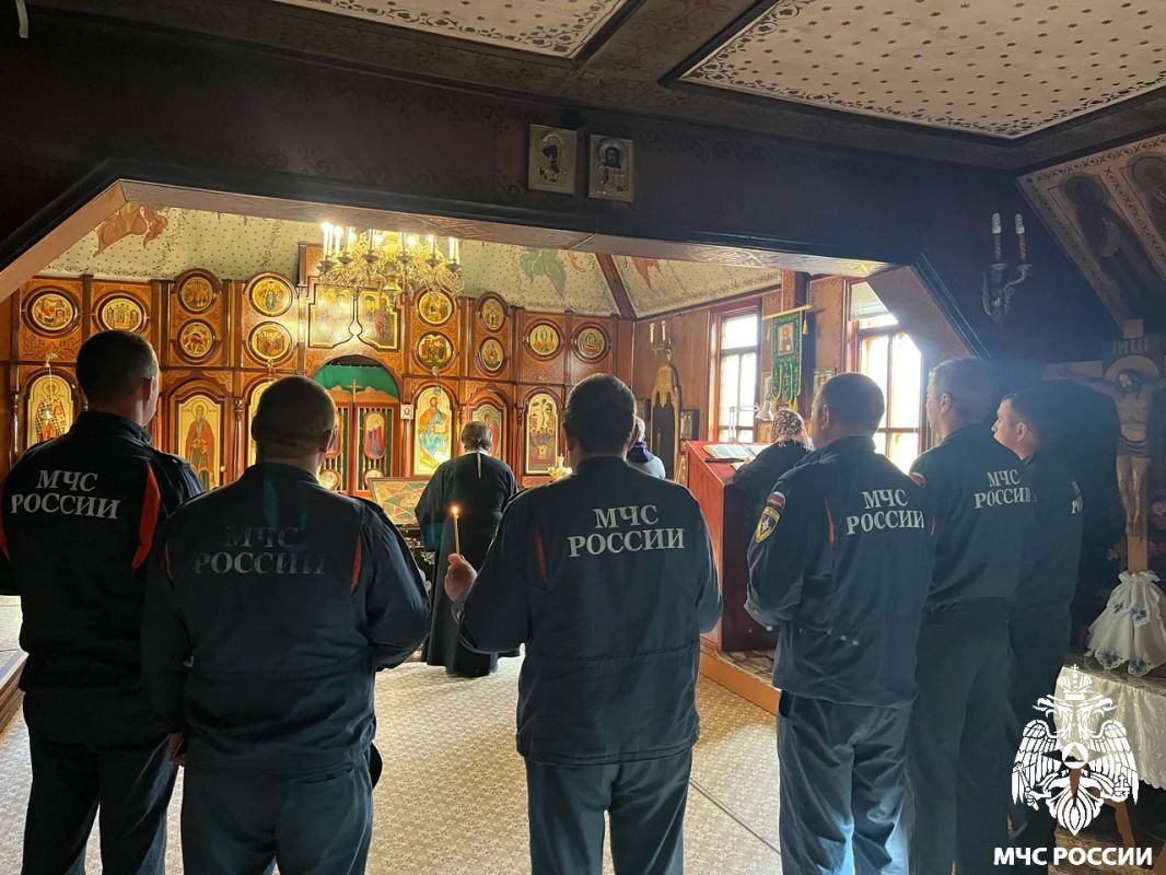 Чтим всем гарнизоном. Пожарные и спасатели со всей Республики Коми присоединились к светлому православному празднику Дня иконы Божией Матери «Неопалимая Купина» Чтим всем гарнизоном. Пожарные и спасатели со всей Республики Коми присоединились к светлому православному празднику Дня иконы Божией Матери «Неопалимая Купина»