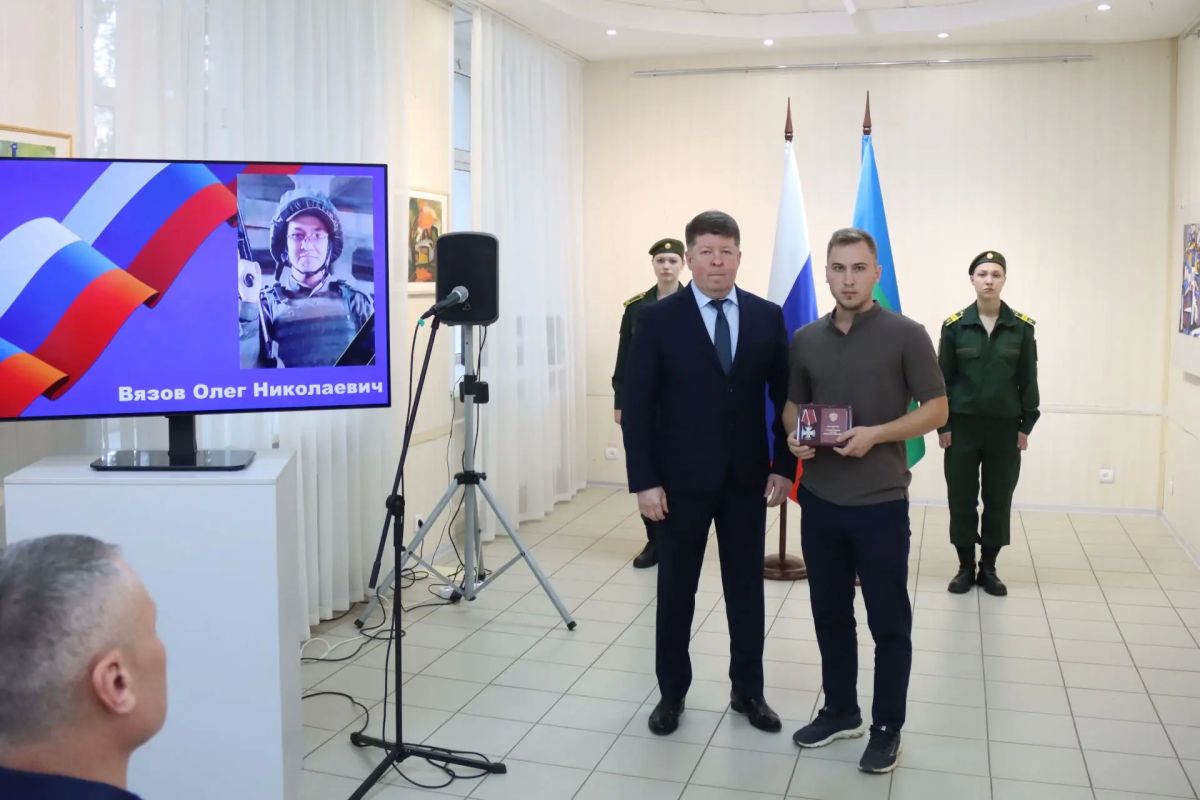 В Сыктывкаре прошла церемония передачи государственных наград семьям героев, погибших в ходе специальной военной операции В Сыктывкаре прошла церемония передачи государственных наград семьям героев, погибших в ходе специальной военной операции