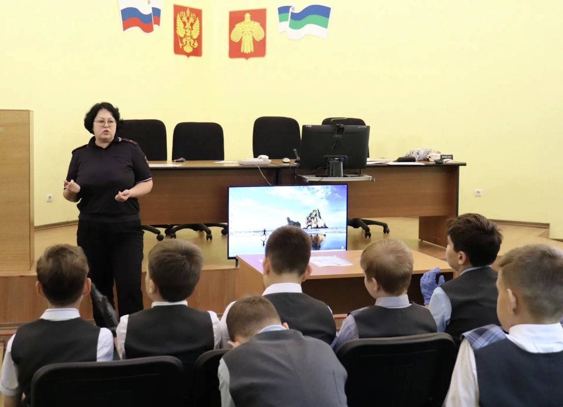 Первое знакомство с профессией: воркутинские школьники побывали в отделе полиции Первое знакомство с профессией: воркутинские школьники побывали в отделе полиции