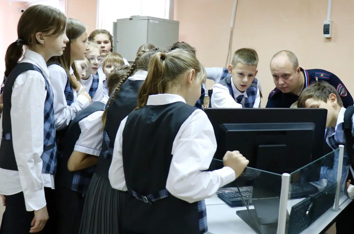 Первое знакомство с профессией: воркутинские школьники побывали в отделе полиции Первое знакомство с профессией: воркутинские школьники побывали в отделе полиции