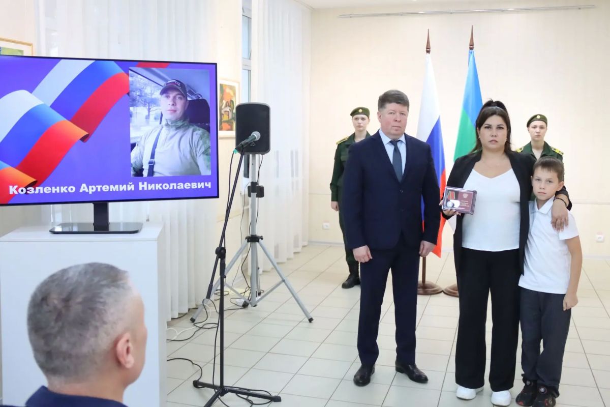 В Сыктывкаре прошла церемония передачи государственных наград семьям героев, погибших в ходе специальной военной операции В Сыктывкаре прошла церемония передачи государственных наград семьям героев, погибших в ходе специальной военной операции