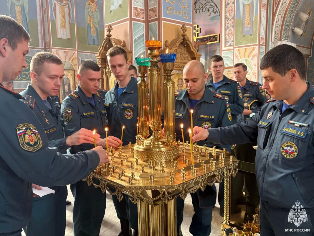 Чтим всем гарнизоном. Пожарные и спасатели со всей Республики Коми присоединились к светлому православному празднику Дня иконы Божией Матери «Неопалимая Купина» Чтим всем гарнизоном. Пожарные и спасатели со всей Республики Коми присоединились к светлому православному празднику Дня иконы Божией Матери «Неопалимая Купина»