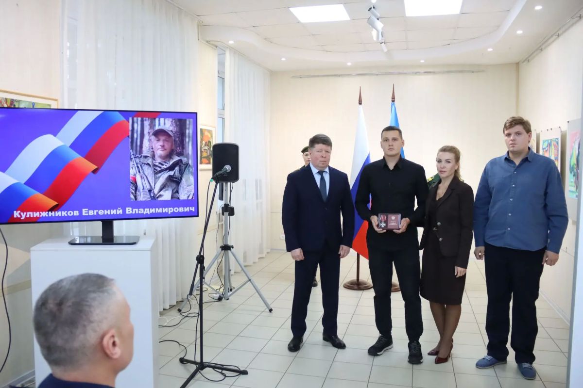 В Сыктывкаре прошла церемония передачи государственных наград семьям героев, погибших в ходе специальной военной операции В Сыктывкаре прошла церемония передачи государственных наград семьям героев, погибших в ходе специальной военной операции
