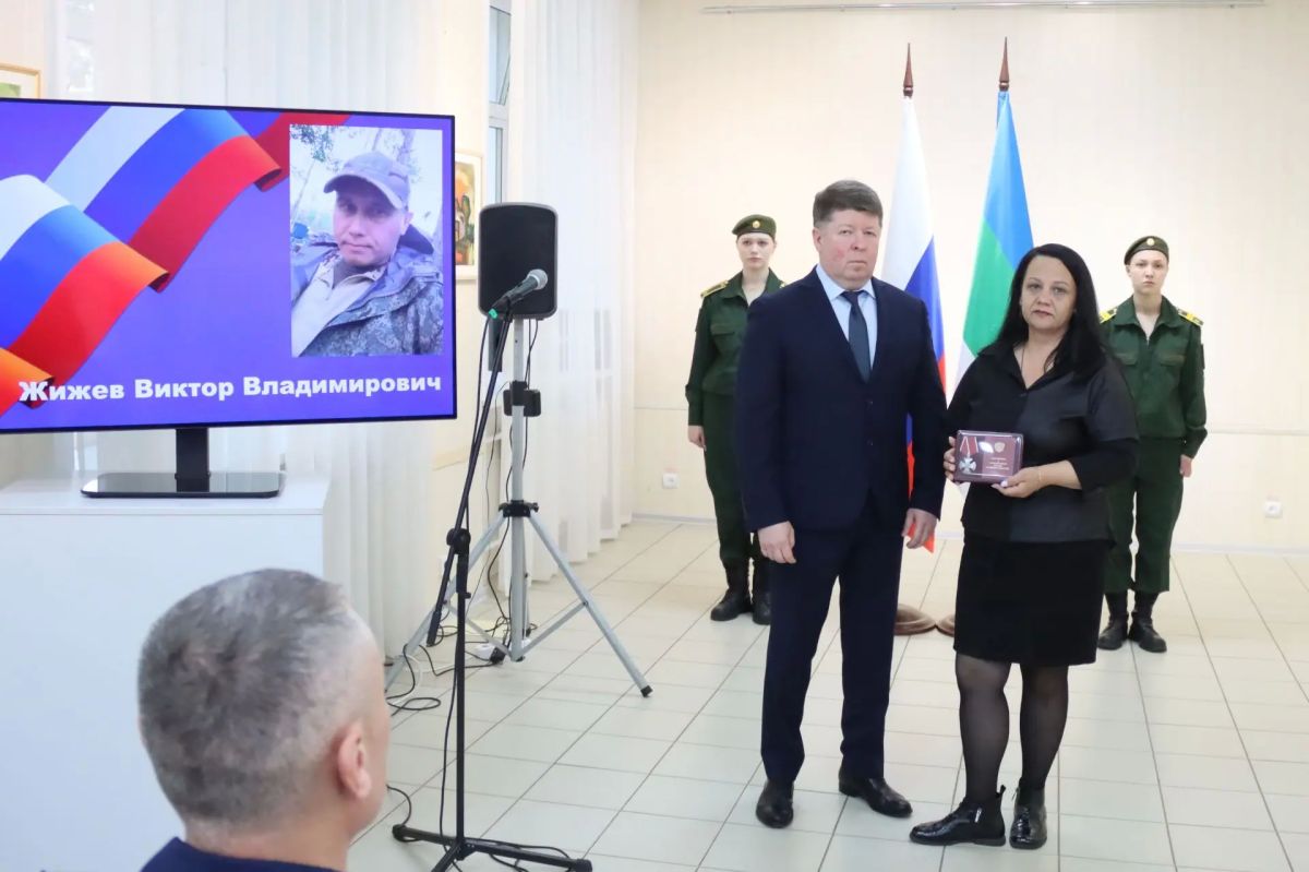 В Сыктывкаре прошла церемония передачи государственных наград семьям героев, погибших в ходе специальной военной операции В Сыктывкаре прошла церемония передачи государственных наград семьям героев, погибших в ходе специальной военной операции