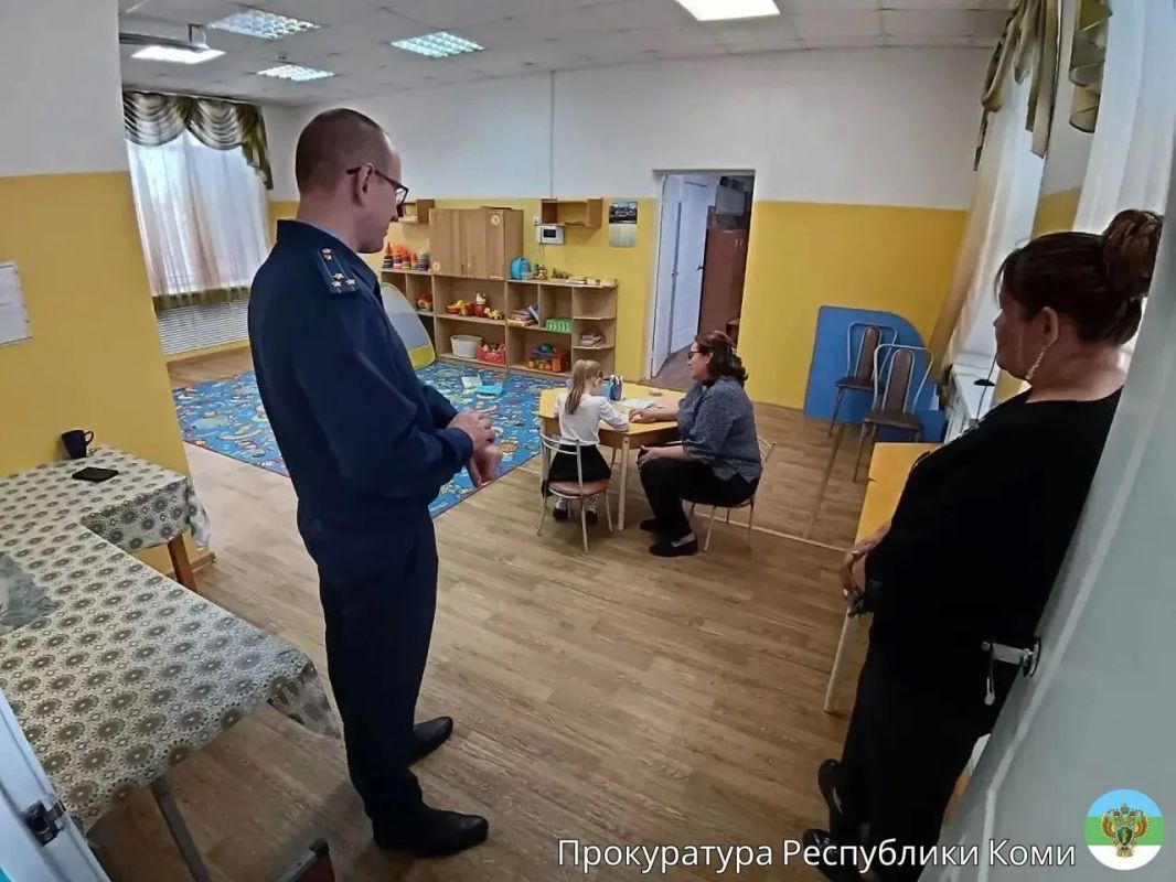 Прокурор г. Воркуты Сергей Данилов и его заместитель Сергей Киселёв посетили с рабочим визитом отдаленный населенный пункт в границах МО «Воркута» - п. Сивомаскинский Прокурор г. Воркуты Сергей Данилов и его заместитель Сергей Киселёв посетили с рабочим визитом отдаленный населенный пункт в границах МО «Воркута» - п. Сивомаскинский