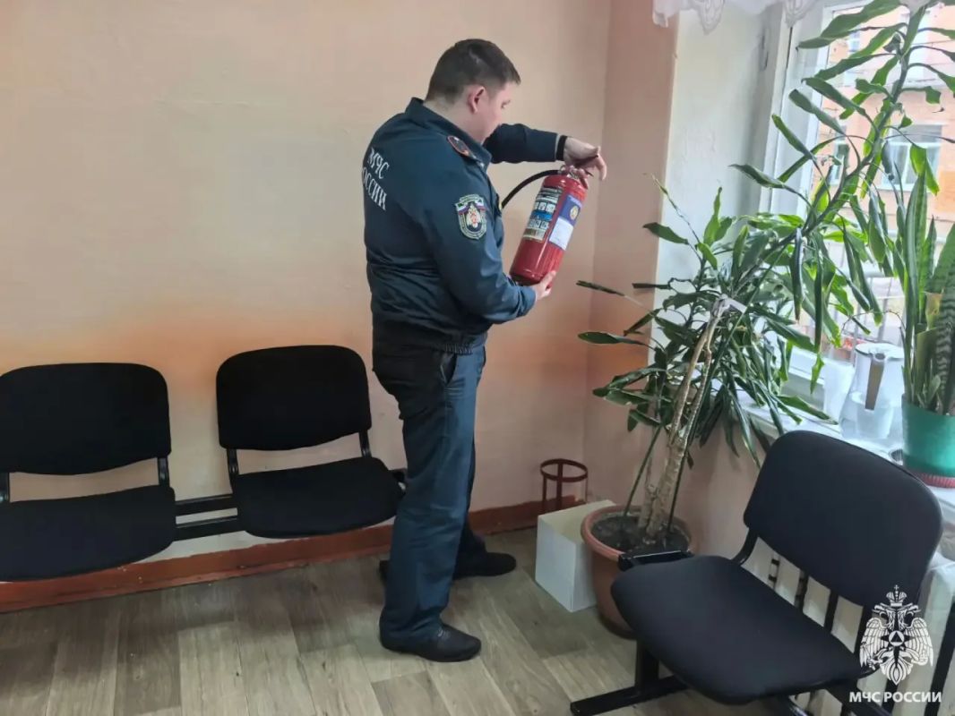 Выбираем безопасность. В дни голосования сотрудники МЧС России совместно с избирательными комиссиями обеспечивают пожарную безопасность на избирательных участках Выбираем безопасность. В дни голосования сотрудники МЧС России совместно с избирательными комиссиями обеспечивают пожарную безопасность на избирательных участках