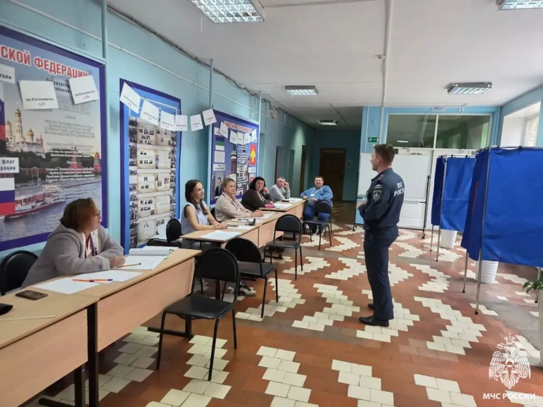 Выбираем безопасность. В дни голосования сотрудники МЧС России совместно с избирательными комиссиями обеспечивают пожарную безопасность на избирательных участках Выбираем безопасность. В дни голосования сотрудники МЧС России совместно с избирательными комиссиями обеспечивают пожарную безопасность на избирательных участках