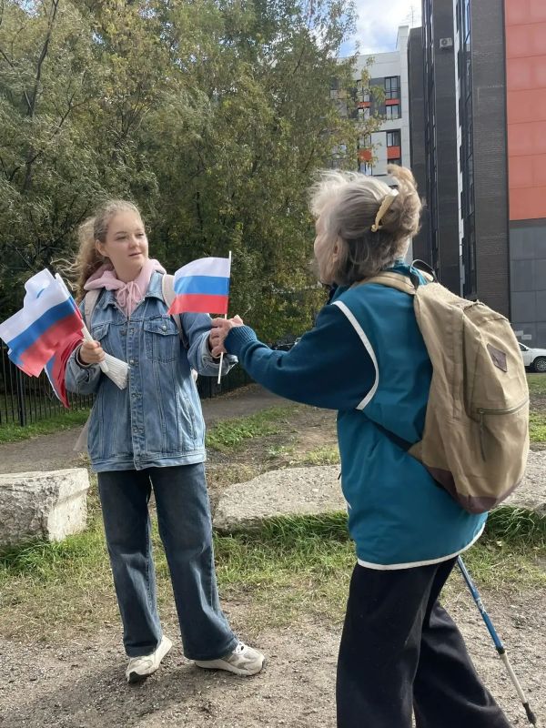 Сегодня на избирательных участках Сыктывкара прошла акция: всем желающим раздавали флажки с российским триколором на память Сегодня на избирательных участках Сыктывкара прошла акция: всем желающим раздавали флажки с российским триколором на память