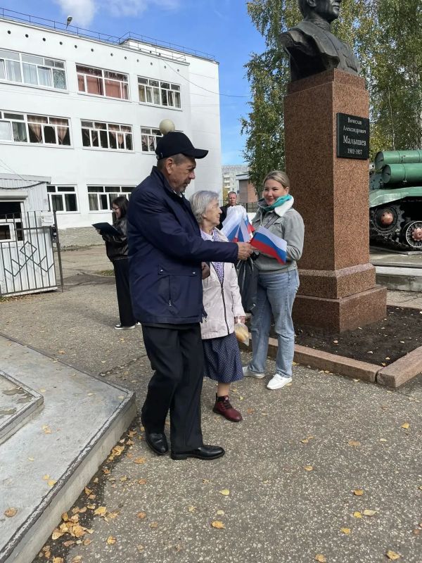 Сегодня на избирательных участках Сыктывкара прошла акция: всем желающим раздавали флажки с российским триколором на память Сегодня на избирательных участках Сыктывкара прошла акция: всем желающим раздавали флажки с российским триколором на память