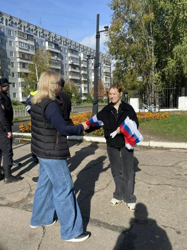 Сегодня на избирательных участках Сыктывкара прошла акция: всем желающим раздавали флажки с российским триколором на память Сегодня на избирательных участках Сыктывкара прошла акция: всем желающим раздавали флажки с российским триколором на память