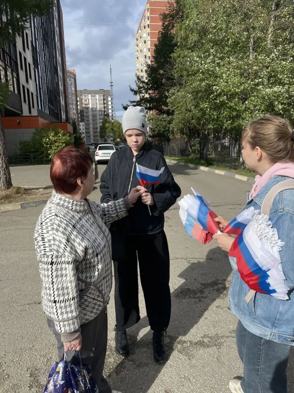 Сегодня на избирательных участках Сыктывкара прошла акция: всем желающим раздавали флажки с российским триколором на память Сегодня на избирательных участках Сыктывкара прошла акция: всем желающим раздавали флажки с российским триколором на память