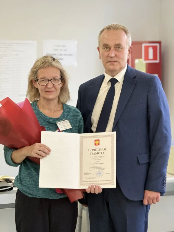 Председатель Избирательной комиссии Республики Коми Дмитрий Митюшев вручил почётные грамоты представителям участковых избирательных комиссий Елене Михайловне Аншуковой, Евгении Григорьевне Усовой, Елене Валериевне Олиновской Председатель Избирательной комиссии Республики Коми Дмитрий Митюшев вручил почётные грамоты представителям участковых избирательных комиссий Елене Михайловне Аншуковой, Евгении Григорьевне Усовой, Елене Валериевне Олиновской