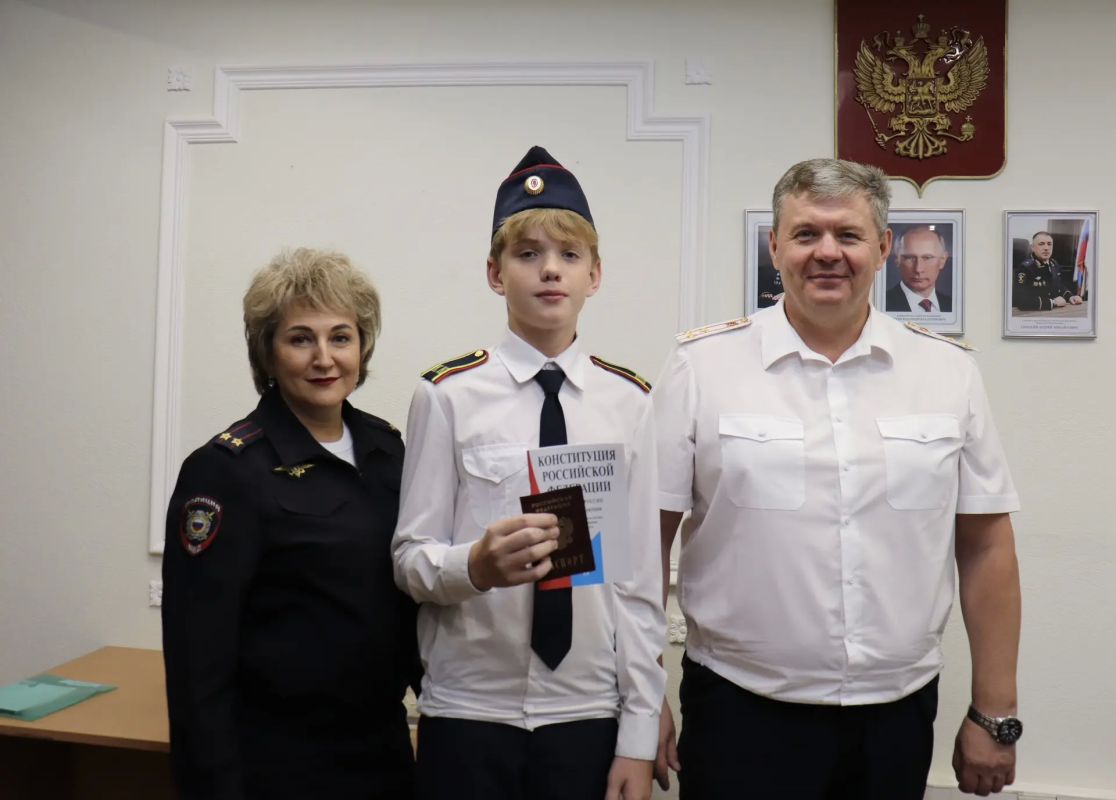 Воркутинским кадетам полицейских классов вручили первые паспорта Воркутинским кадетам полицейских классов вручили первые паспорта