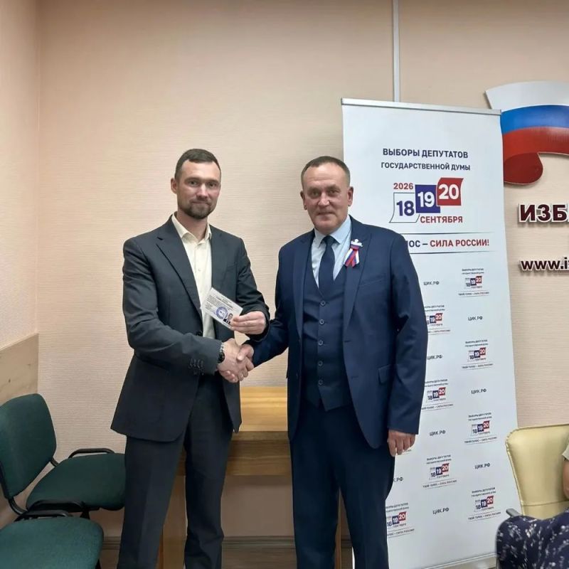 Станиславу Кочеву вручили удостоверение об избрании депутатом Госдумы от Коми