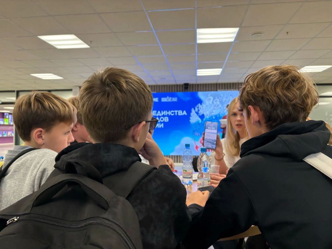В Ресурсном молодёжном центре прошли мероприятия ко Дню воссоединения новых регионов с Россией В Ресурсном молодёжном центре прошли мероприятия ко Дню воссоединения новых регионов с Россией