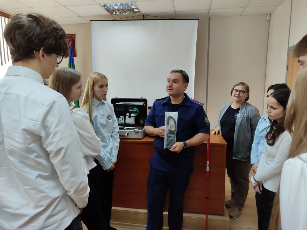 Сотрудники следственного управления провели занятие с выпускниками профильного кадетского класса Сотрудники следственного управления провели занятие с выпускниками профильного кадетского класса