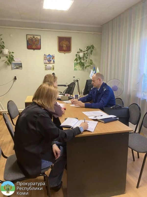 Прокурор г. Ухты Роман Сарвилин с участием представителей УЖКХ администрации МО «Ухта» посетил отдаленный населенный пункт в границах муниципального образования - п. Боровой, где в рамках контроля хода подготовки к... Прокурор г. Ухты Роман Сарвилин с участием представителей УЖКХ администрации МО «Ухта» посетил отдаленный населенный пункт в границах муниципального образования - п. Боровой, где в рамках контроля хода подготовки к...