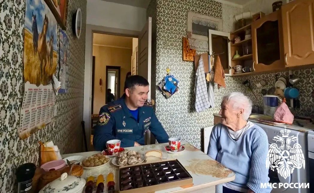 Сердцем молодые. Сотрудники МЧС России поздравили ветеранов пожарной охраны и гражданской обороны, а также членов семей погибших пожарных с Днем пожилых людей Сердцем молодые. Сотрудники МЧС России поздравили ветеранов пожарной охраны и гражданской обороны, а также членов семей погибших пожарных с Днем пожилых людей