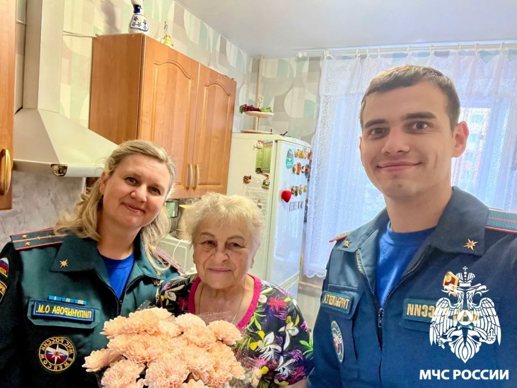 Сердцем молодые. Сотрудники МЧС России поздравили ветеранов пожарной охраны и гражданской обороны, а также членов семей погибших пожарных с Днем пожилых людей Сердцем молодые. Сотрудники МЧС России поздравили ветеранов пожарной охраны и гражданской обороны, а также членов семей погибших пожарных с Днем пожилых людей